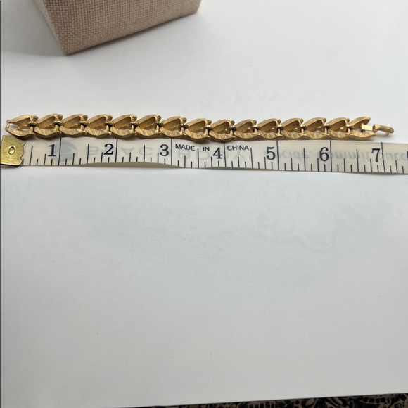 Vintage Trifari costume Gold Leaf Necklace and Bracelet Set - Picture 4 of 11